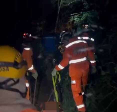 Bombeiros resgatam corpo de homem que abria trilha de motocross em mata