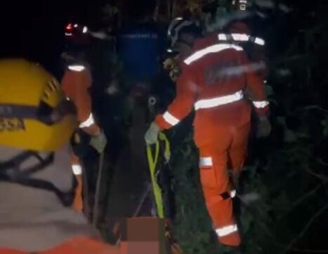 Bombeiros resgatam corpo de homem que abria trilha de motocross em mata