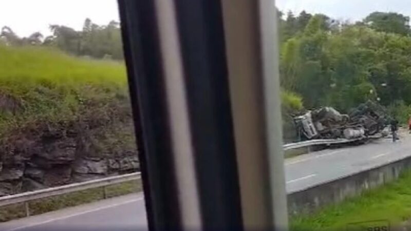 Vídeo: mãe e filha morrem em tombamento de carreta em Oliveira, na rodovia BR 381