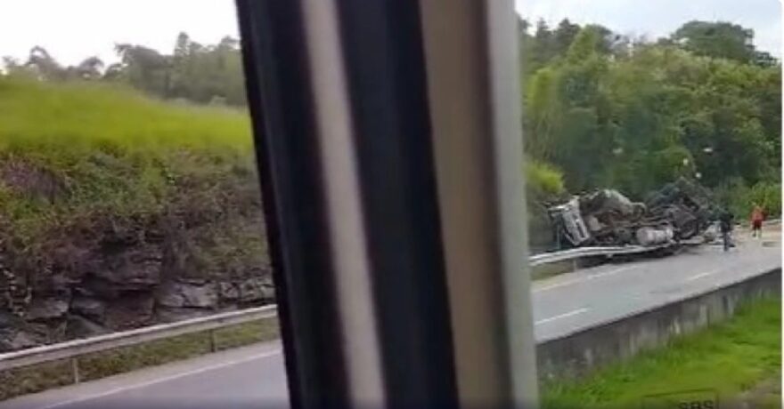 Vídeo: mãe e filha morrem em tombamento de carreta em Oliveira, na rodovia BR 381