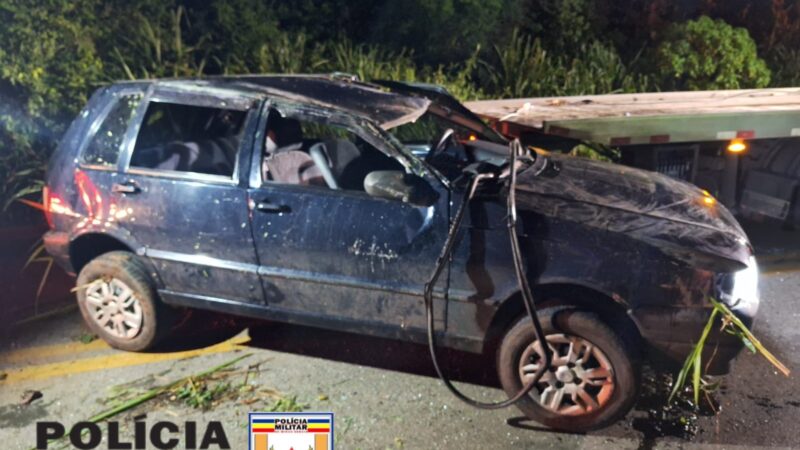 Adolescente perde controle de carro e capota na rodovia MG 170 KM 94, em Pains