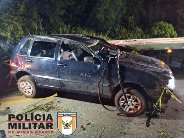 Adolescente perde controle de carro e capota na rodovia MG 170 KM 94, em Pains