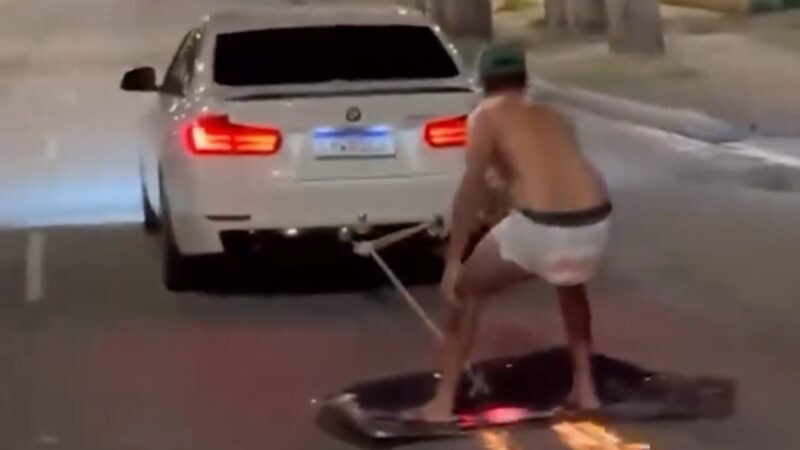 Vídeo: homem ‘surfa’ no capô de carro na avenida Cristiano Machado puxado por BMW