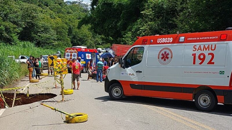 Motociclista fica gravemente ferido em colisão com caminhão e van em pista com erosão