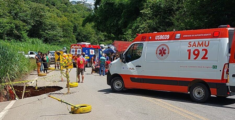 Motociclista fica gravemente ferido em colisão com caminhão e van em pista com erosão