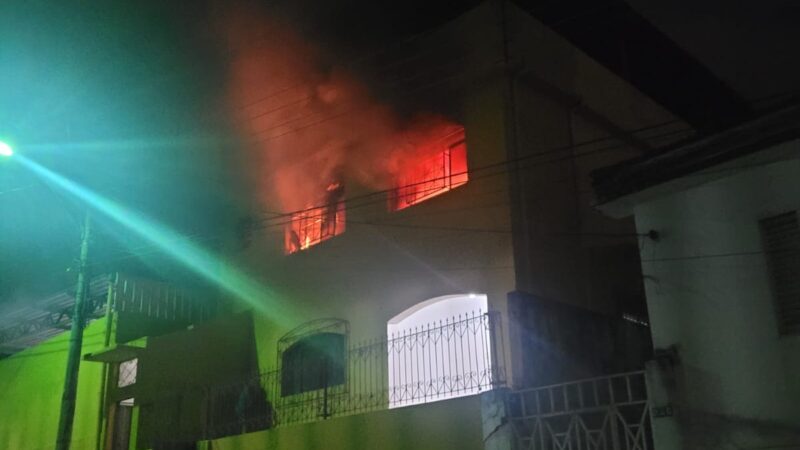 Vídeo: incêndio criminoso provoca danos em apartamento; autor é detido