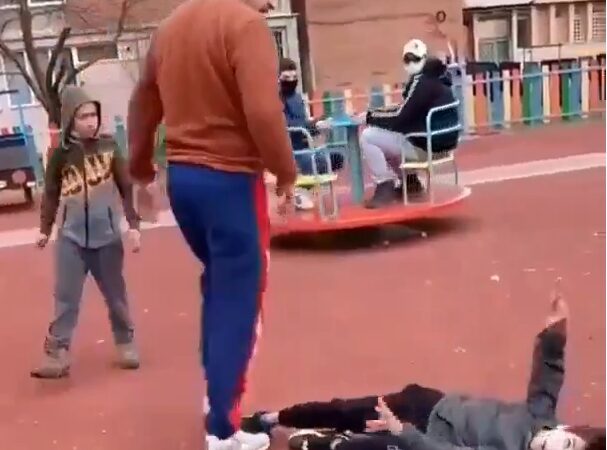 Vídeo: pai agride criança que fazia bullying com seu filho em parque de diversões