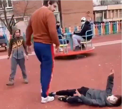 Vídeo: pai agride criança que fazia bullying com seu filho em parque de diversões
