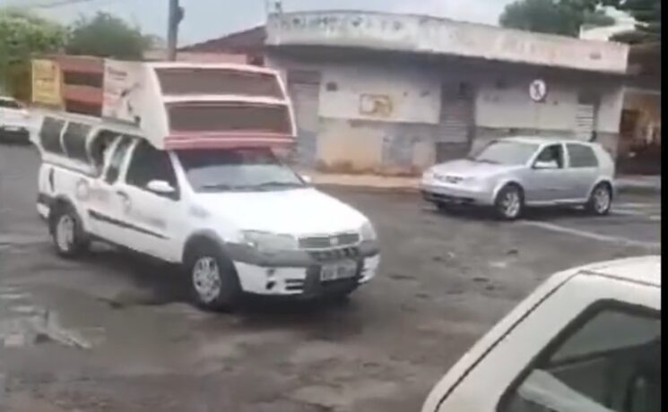 Vídeo: bebeu muito no carnaval? O carro da ressaca vai passar na sua porta