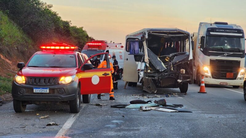 Vídeos: acidente entre carreta e ônibus com pacientes faz 11 vítimas, uma com gravidade