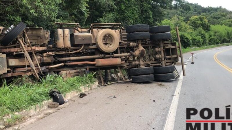 Caminhão tomba na manhã de hoje, 30, na BR 494, em Nova Serrana