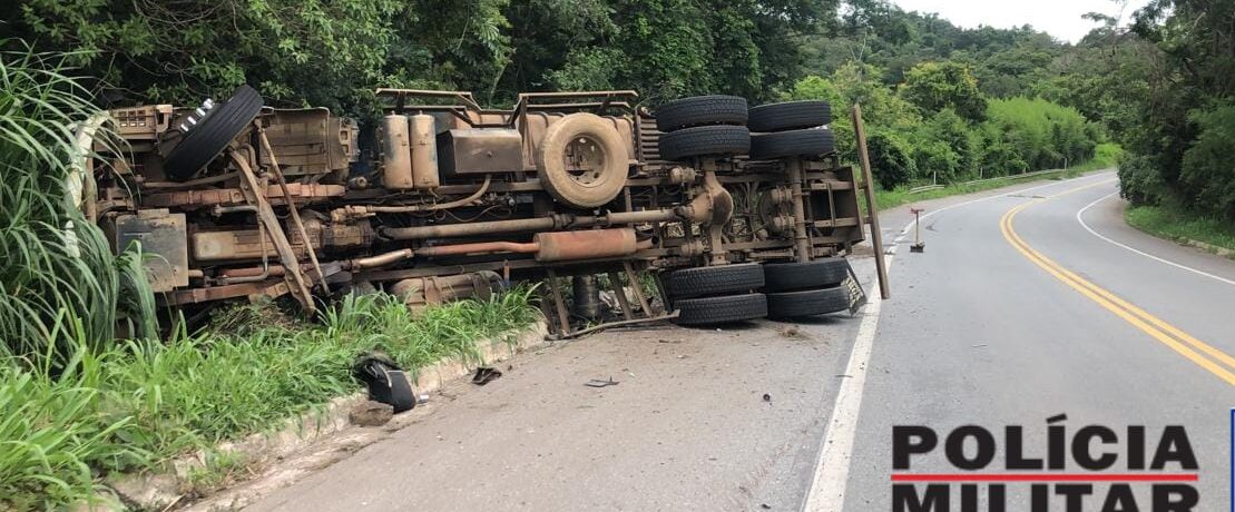 Caminhão tomba na manhã de hoje, 30, na BR 494, em Nova Serrana