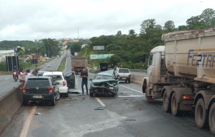 Chuva e pista ruim: combinação que envolveu 6 carros em acidente na MG 050