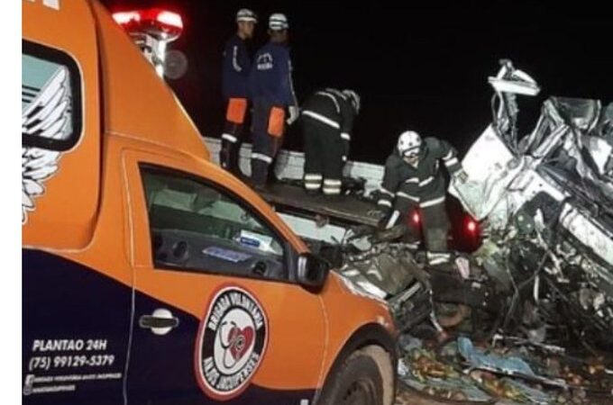 Vídeo: batida entre caminhão e ônibus na Bahia deixa 25 mortos e cinco feridos