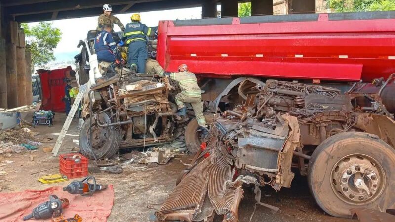 Vídeos: carreta perde freio e bate em caminhão no Anel Rodoviário. Aeronave com vítima cai