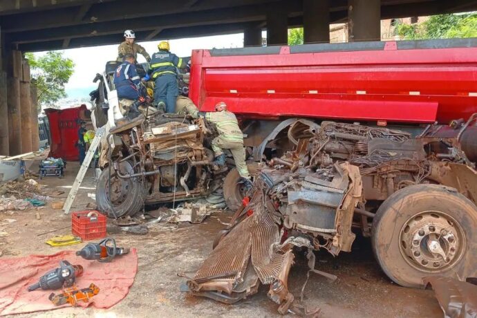 Vídeos: carreta perde freio e bate em caminhão no Anel Rodoviário. Aeronave com vítima cai