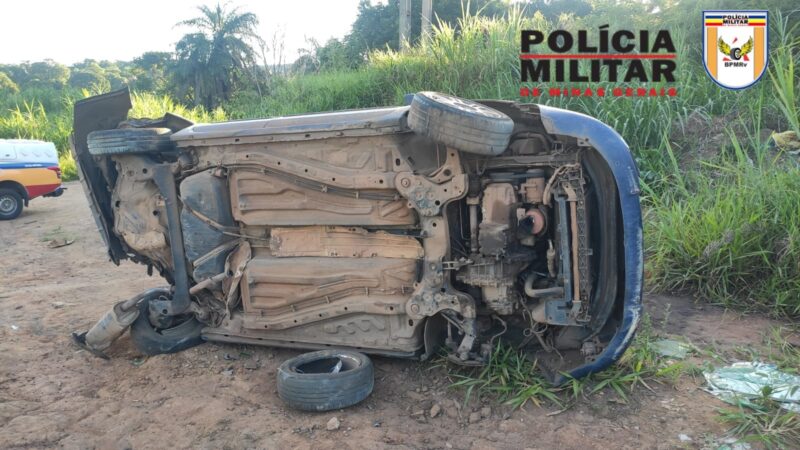 Carro capota na MG 431 depois de colisão com carreta, em Itaúna