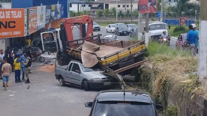 Vídeo: caminhão perde os freios e atinge quatro carros estacionados em Ribeirão das Neves