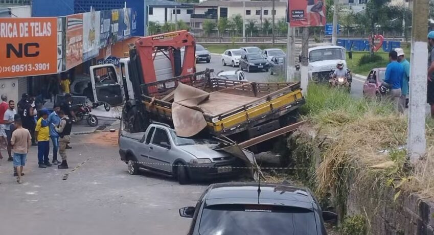 Vídeo: caminhão perde os freios e atinge quatro carros estacionados em Ribeirão das Neves