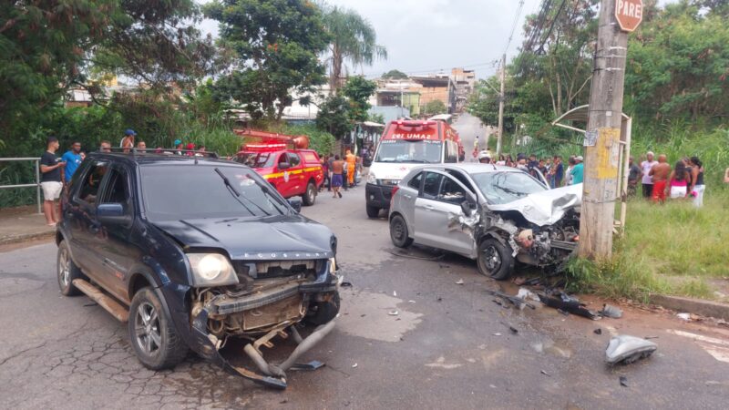 Motorista embriagado provoca acidente envolvendo três veículos em Itaúna
