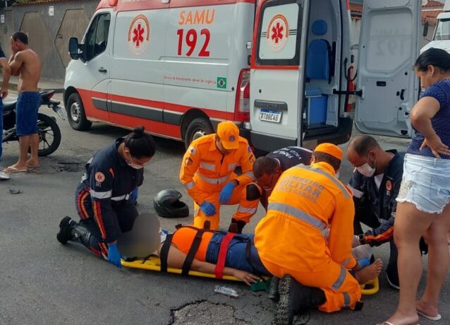 Acidente entre motocicleta e carro deixa dois feridos no bairro Aeroporto