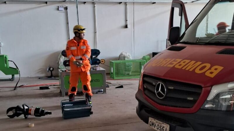 Funcionária tem braço prensado por máquina em Divinópolis