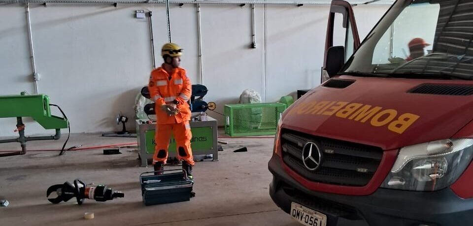 Funcionária tem braço prensado por máquina em Divinópolis