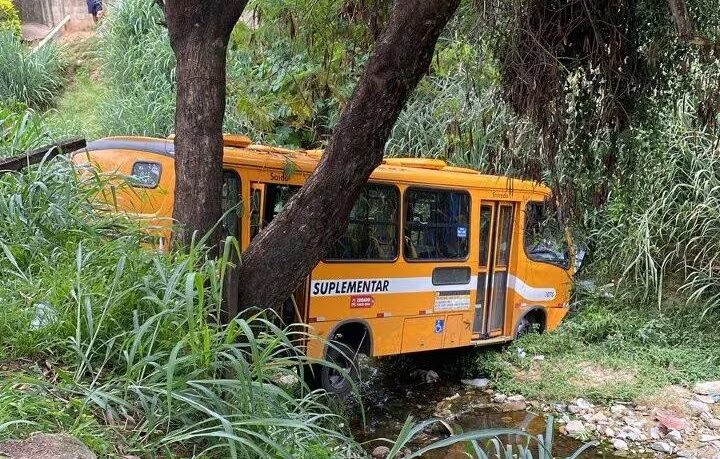 Vídeo: motorista do ônibus que caiu dentro de córrego foi submetido a uma cirurgia