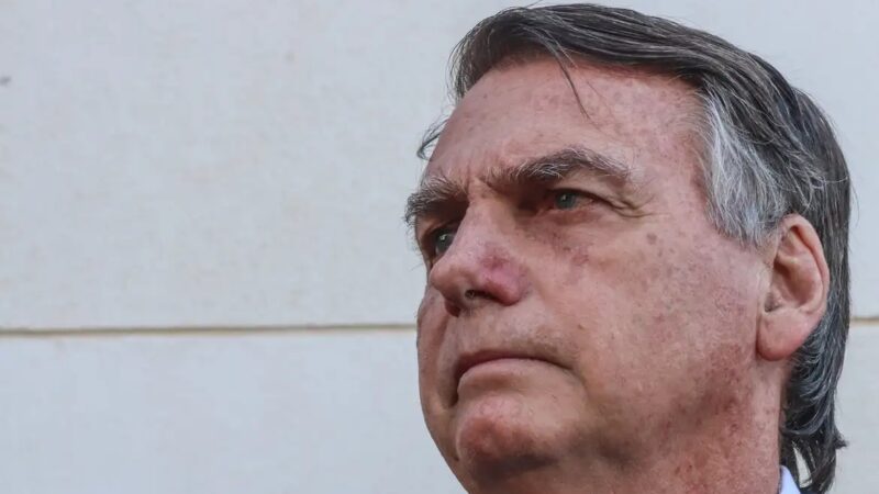 Ordem do STF determina que Bolsonaro entregue passaporte à Justiça. PF foi buscar