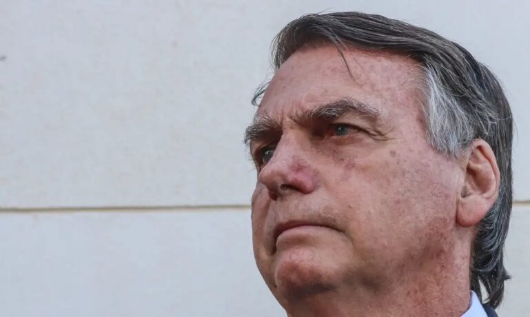 Ordem do STF determina que Bolsonaro entregue passaporte à Justiça. PF foi buscar