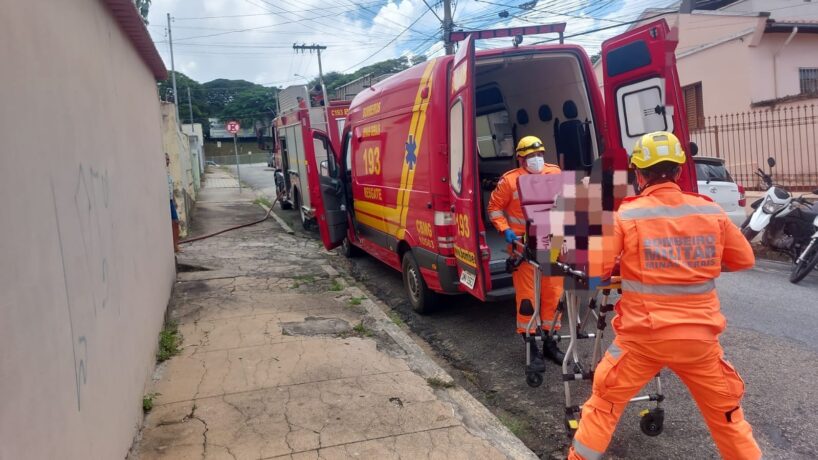 Vídeo: bombeiros apagam incêndio em imóvel no centro e ninguém ficou ferido