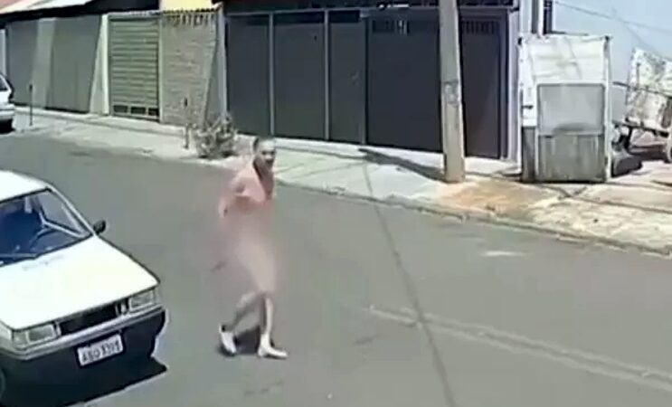 Vídeo: homem corre sem roupa pela rua e mata enteado a facadas