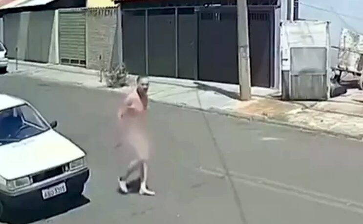 Vídeo: homem corre sem roupa pela rua e mata enteado a facadas