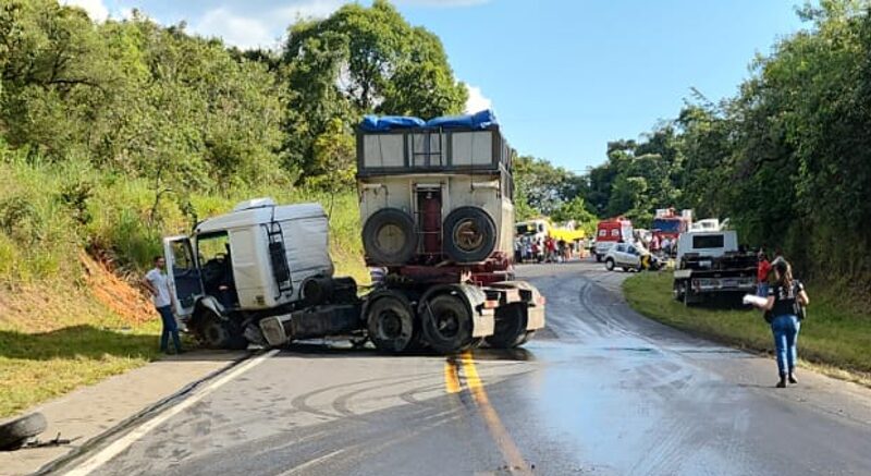 Colisão entre caminhão e carro de passeio mata duas pessoas na MG 050, em Pedra do Indaiá