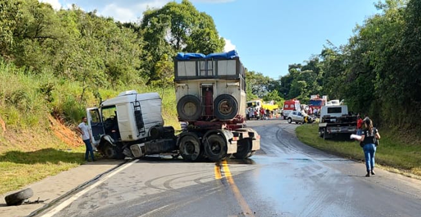 Colisão entre caminhão e carro de passeio mata duas pessoas na MG 050, em Pedra do Indaiá