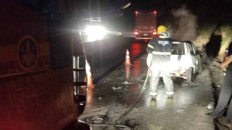 Motor provoca incêndio em veículo na MG 050, em Itaúna. Não houve feridos