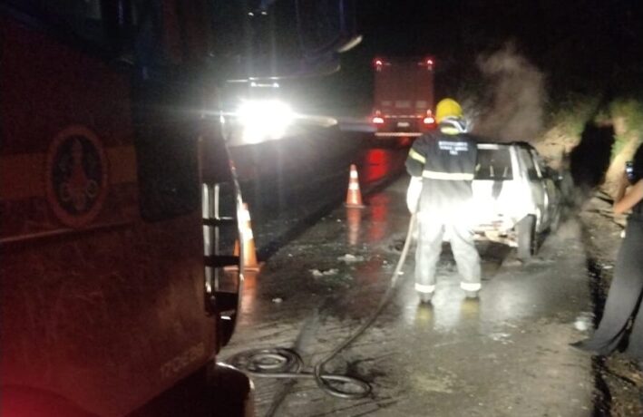 Motor provoca incêndio em veículo na MG 050, em Itaúna. Não houve feridos