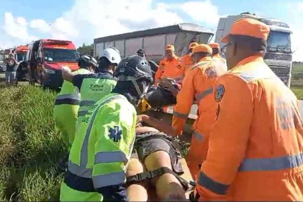 Vídeo: ônibus de cantor sertanejo sofre acidente e deixa  feridos em Minas Gerais
