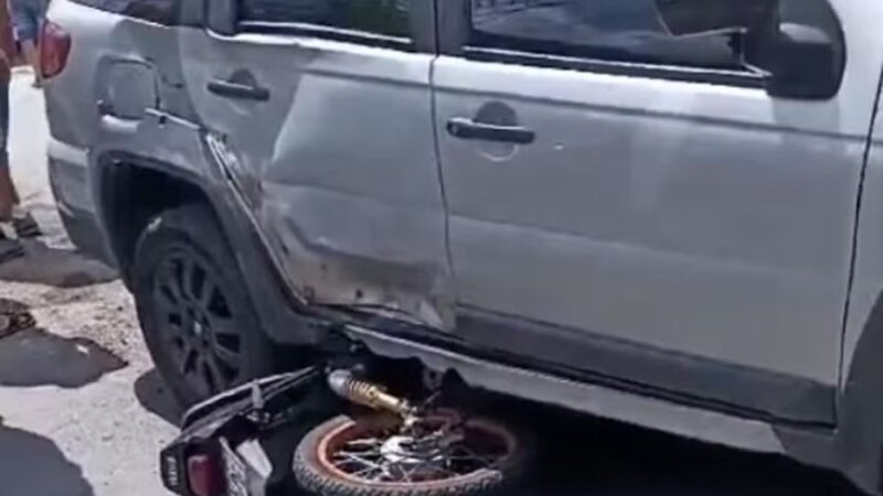 Vídeo: motociclista bate em carro em alta velocidade e não resiste aos ferimentos