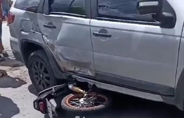 Vídeo: motociclista bate em carro em alta velocidade e não resiste aos ferimentos