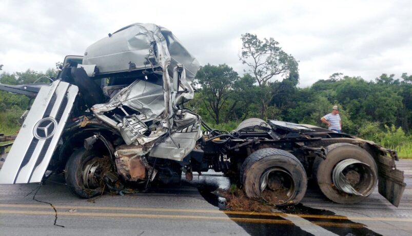 Motorista de carreta morre depois de ser colidido por outra carreta que aquaplanou em Formiga
