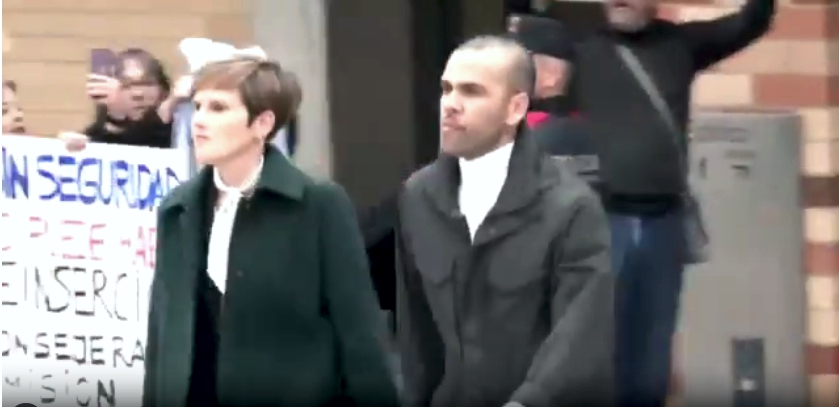 Vídeo: condenado por estupro, Daniel Alves é solto após pagar fiança de 1 milhão de euros