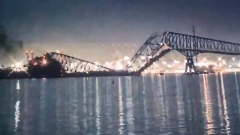 Vídeo: ponte é atingida por navio e desaba nos EUA; carros caem no rio em Baltimore