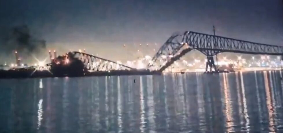 Vídeo: ponte é atingida por navio e desaba nos EUA; carros caem no rio em Baltimore