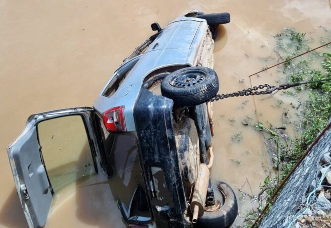 Veículo que caiu no rio estava em alta velocidade, disse passageiro que pediu para descer pouco antes