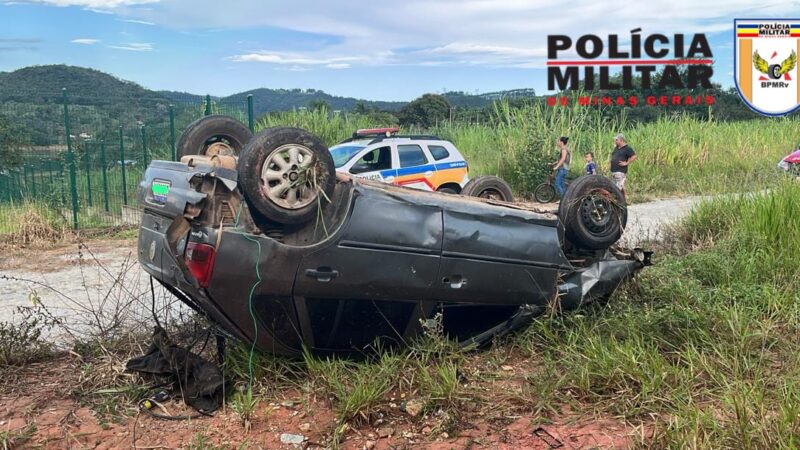 Carro capota na MG 431 e duas pessoas se ferem com gravidade