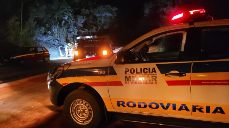 Em Itaúna, carro na contramão provoca colisão de outro carro com motocicleta e atropelamento