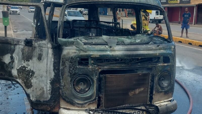 Kombi é destruída por incêndio na av. Jove Soares nesta sexta-feira, 12