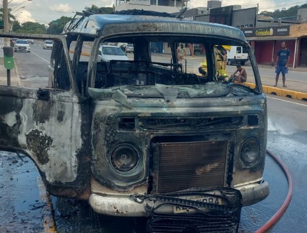 Kombi é destruída por incêndio na av. Jove Soares nesta sexta-feira, 12