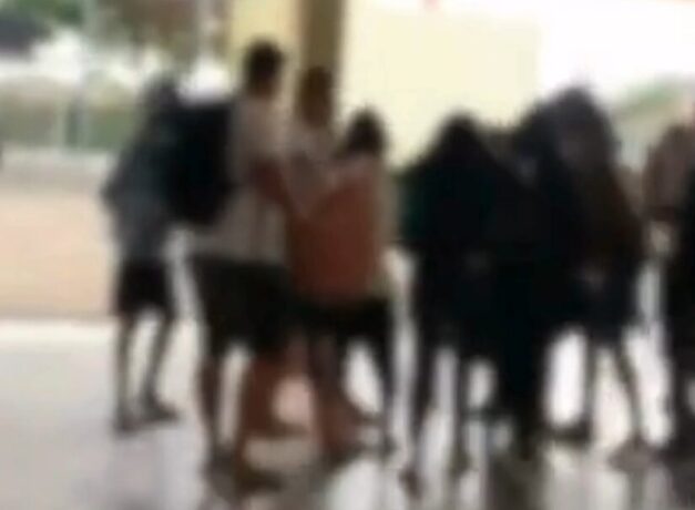 Vídeo: briga entre alunas de escola estadual em Itaúna termina na delegacia